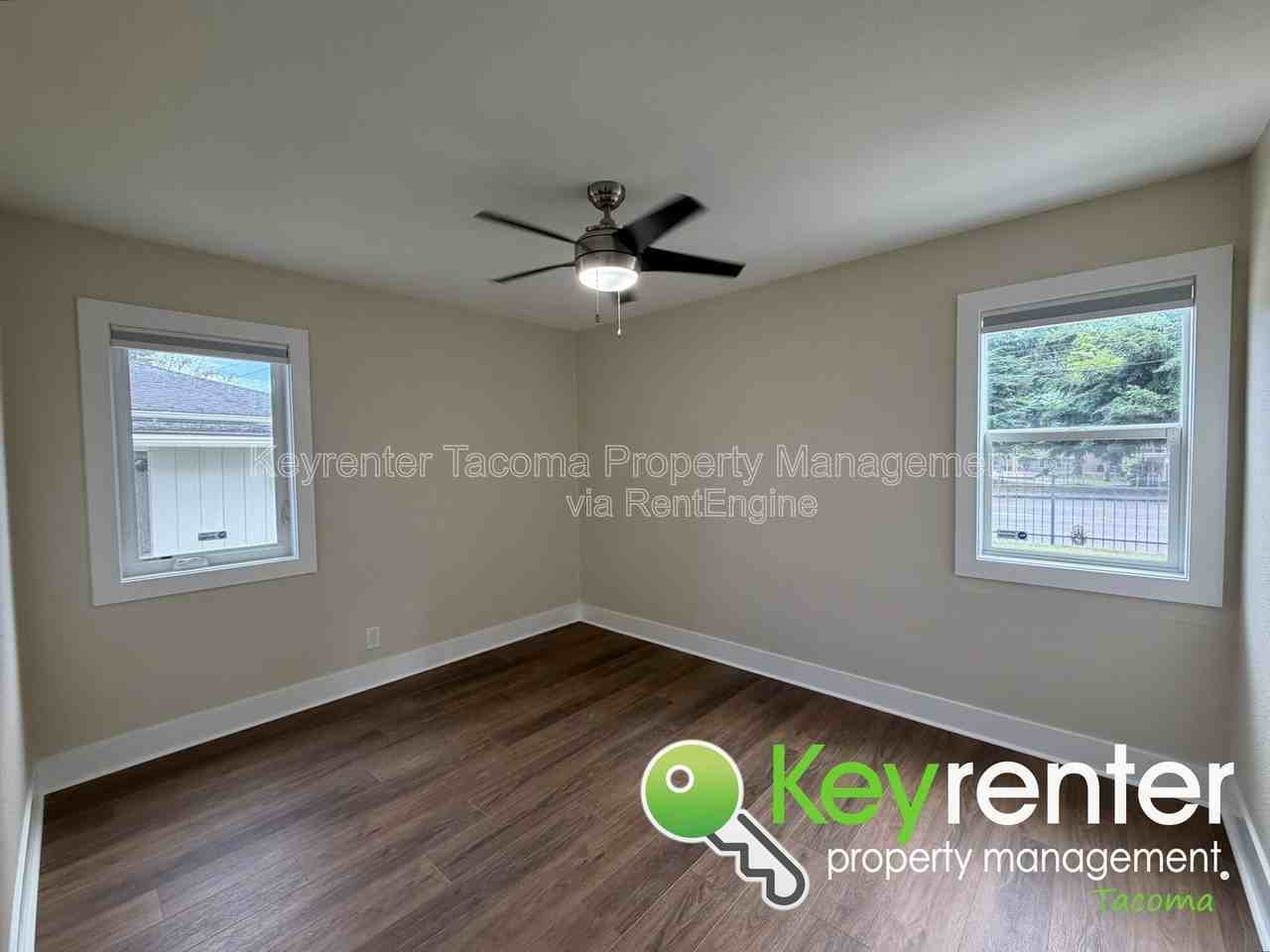 1047 S Rochester St - Photo 5 of 17