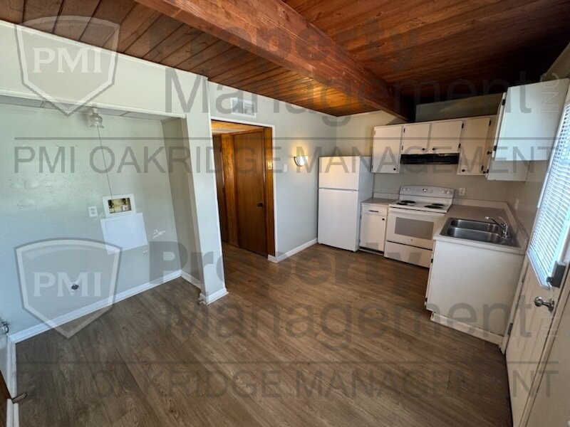 1533 Spruce Ave - Photo 2 of 10