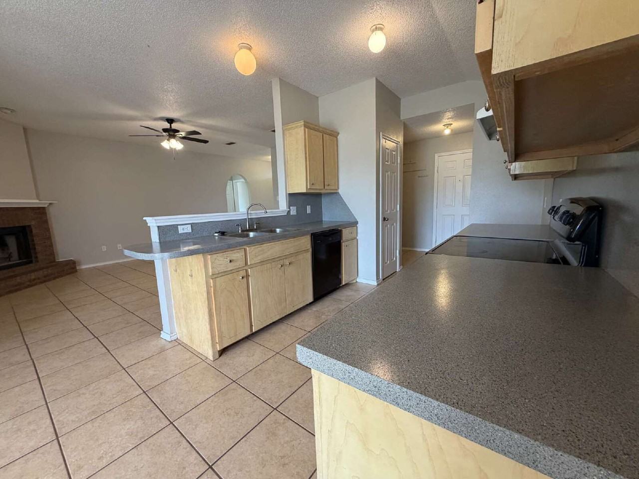 5903 10th St #3 - Photo 4 of 10