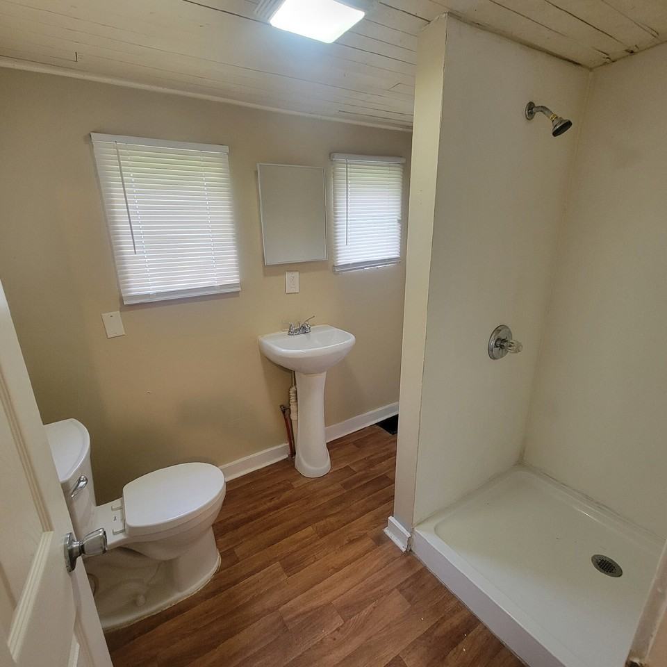 1332 Lee St - Photo 2 of 7