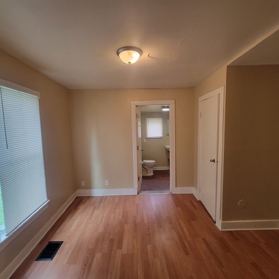 1332 Lee St - Photo 3 of 7