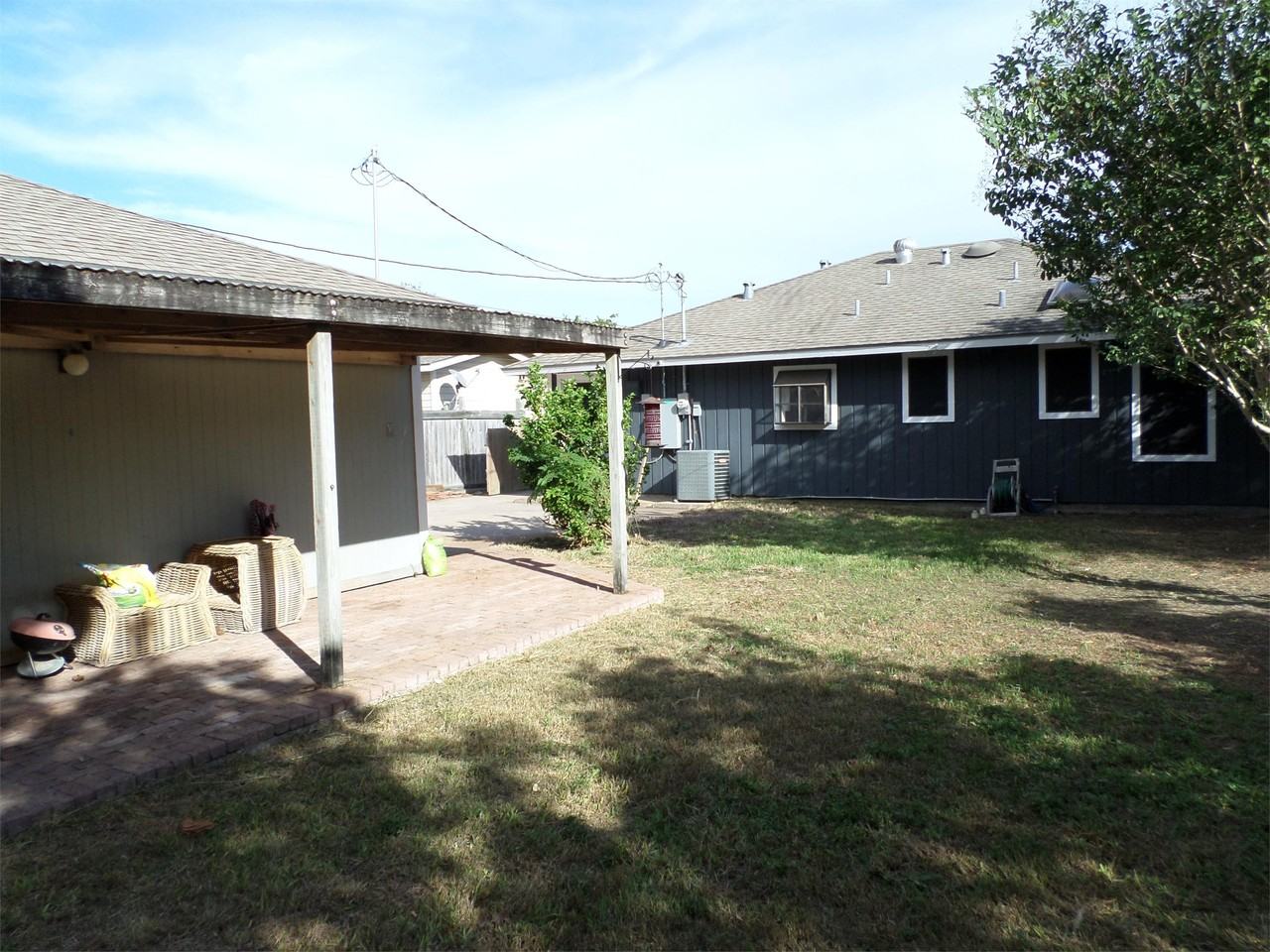 406 Canterbury Dr - Photo 5 of 11