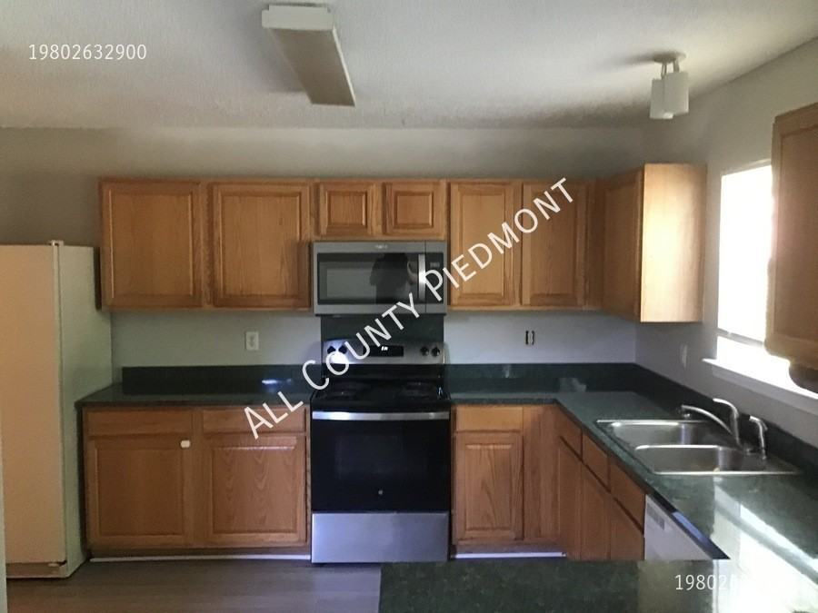 1936 8th St Se - Photo 4 of 14