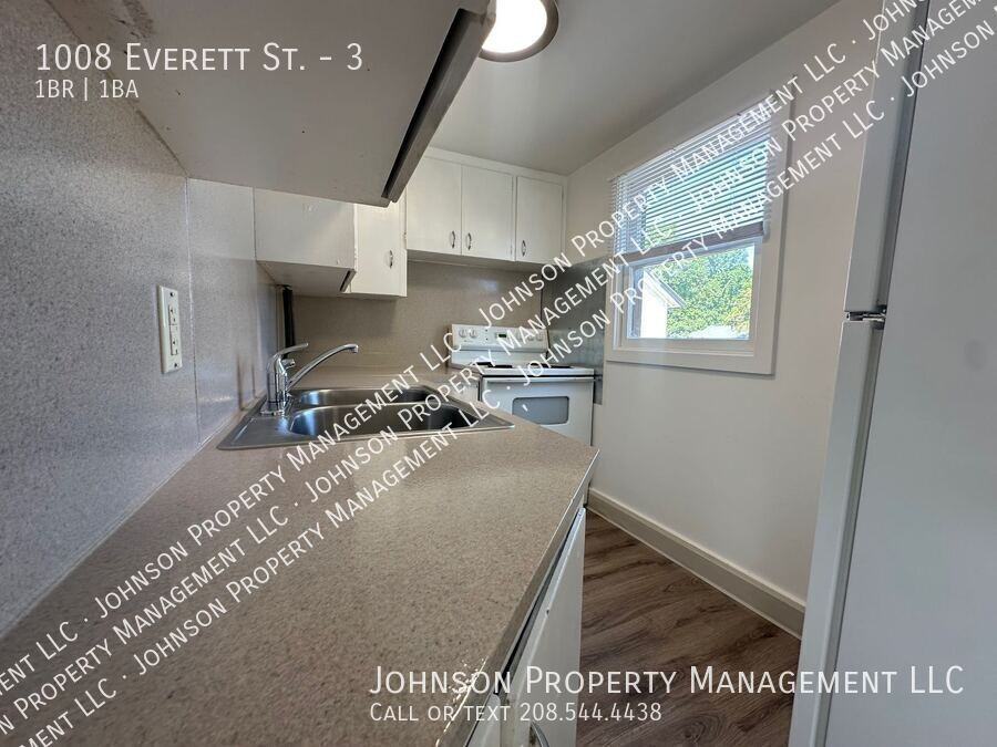 1008 Everett St #3 - Photo 4 of 12