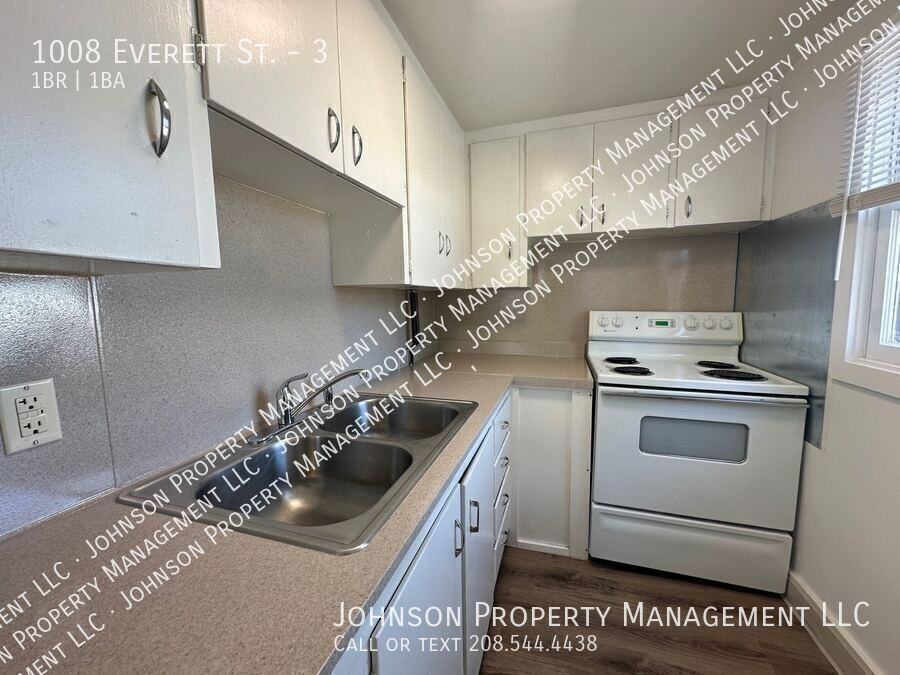 1008 Everett St #3 - Photo 6 of 12