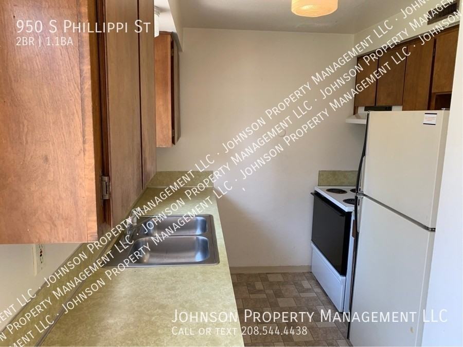 950 S Phillippi St - Photo 2 of 7
