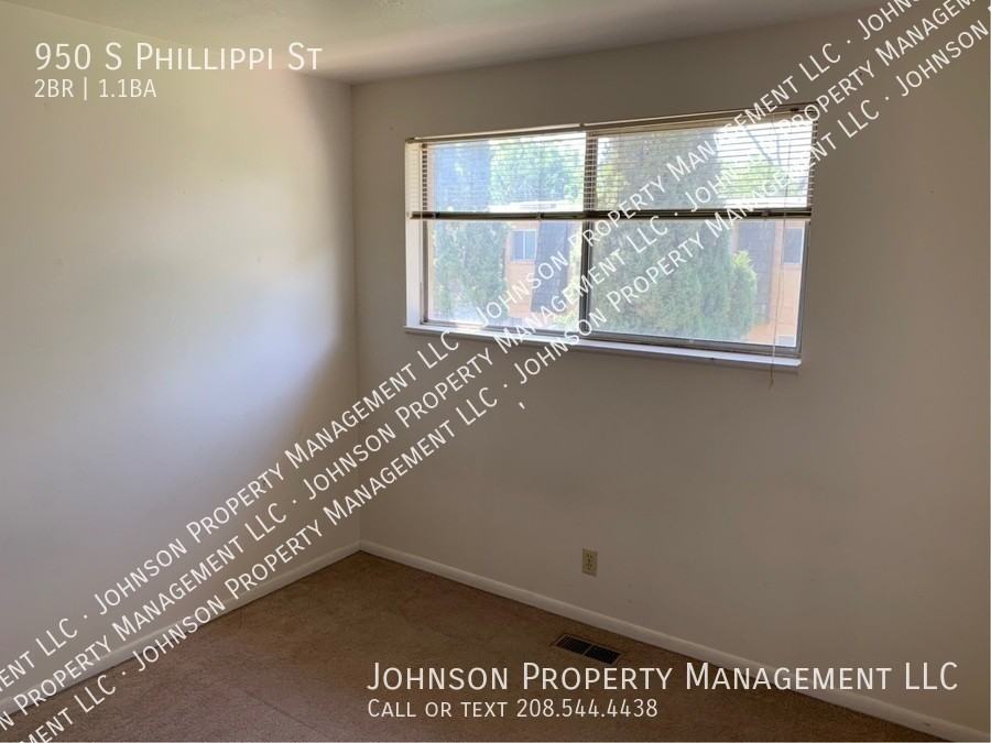950 S Phillippi St - Photo 4 of 7