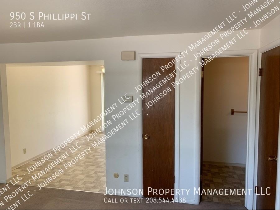950 S Phillippi St - Photo 5 of 7