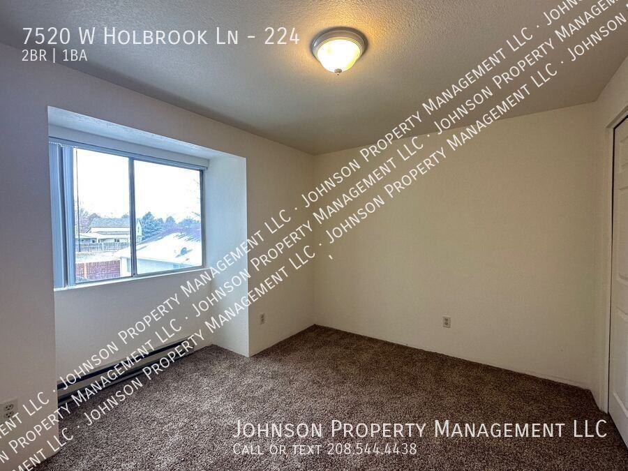 7520 W Holbrook Ln #224 - Photo 6 of 12