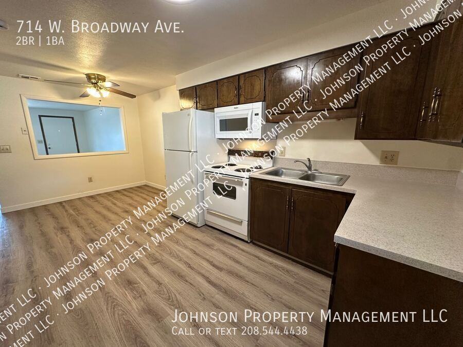 714 W Broadway Ave - Photo 2 of 11