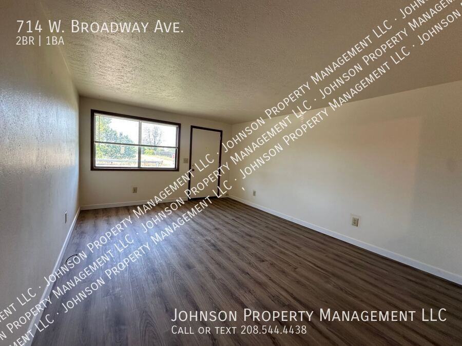 714 W Broadway Ave - Photo 6 of 11