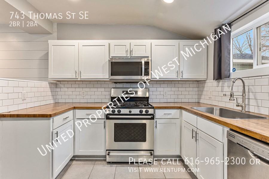 743 Thomas St Se - Photo 2 of 20