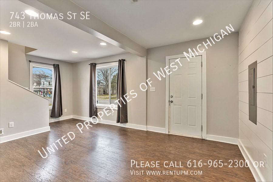743 Thomas St Se - Photo 4 of 20