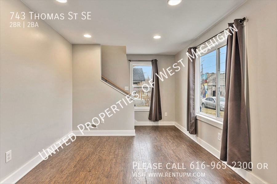 743 Thomas St Se - Photo 5 of 20