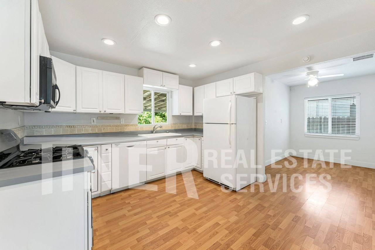 1436 Carrie St - Photo 3 of 19