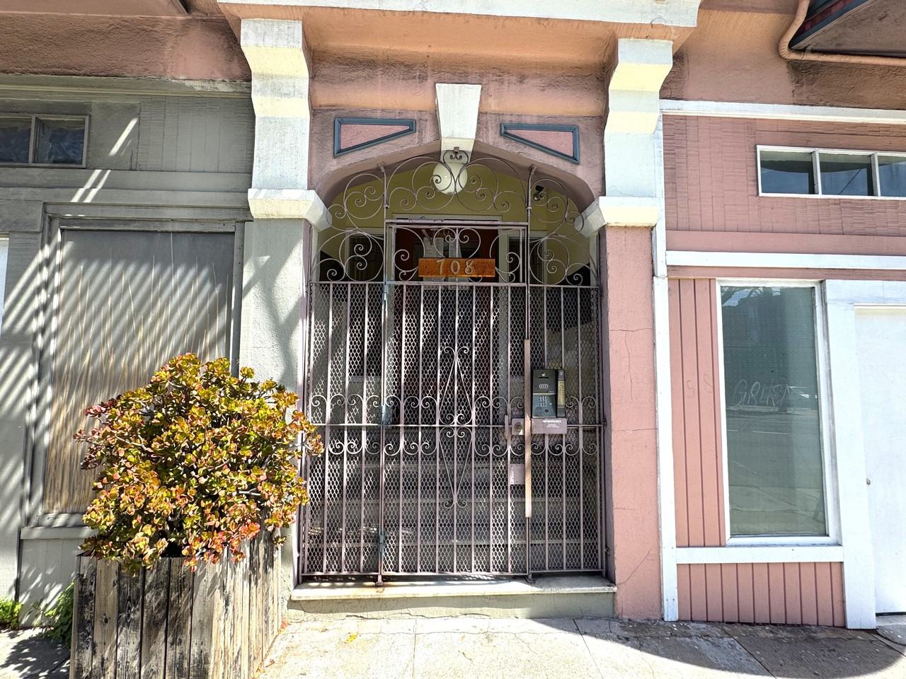 708 Oak Street - Photo 2 of 6