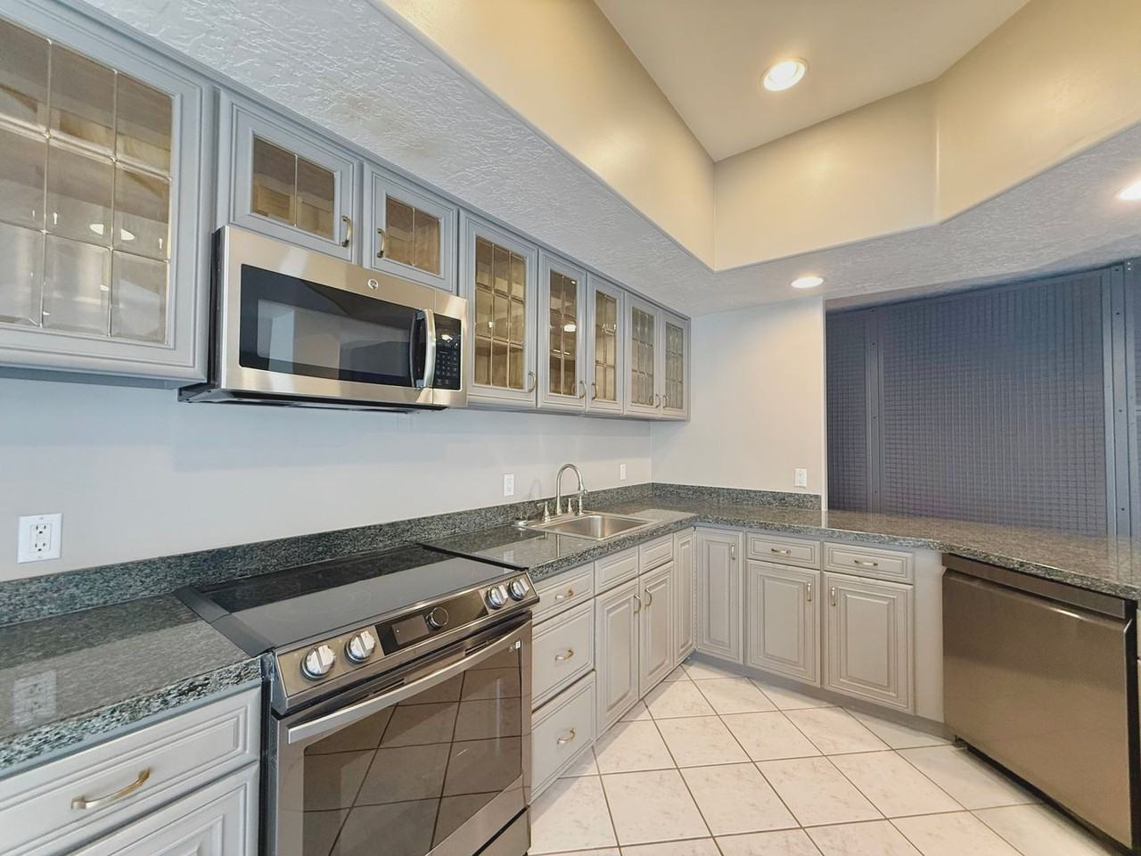 825 N Eastcapitol Blvd - Photo 6 of 50