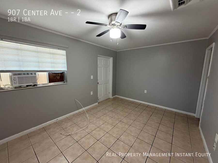 907 Center Ave #2 - Photo 3 of 8