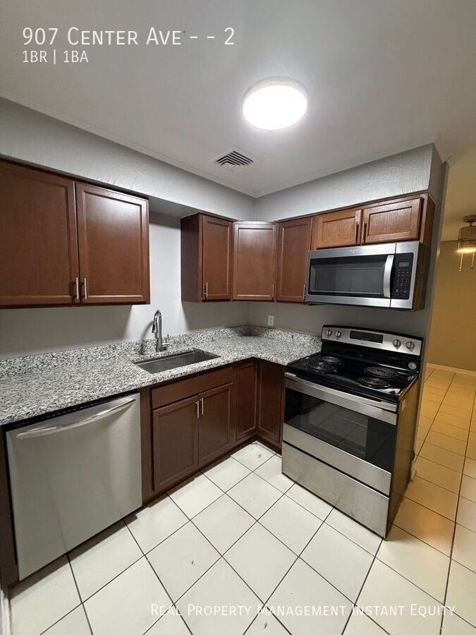 907 Center Ave #2 - Photo 4 of 8