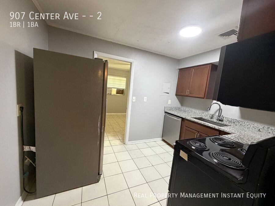 907 Center Ave #2 - Photo 5 of 8