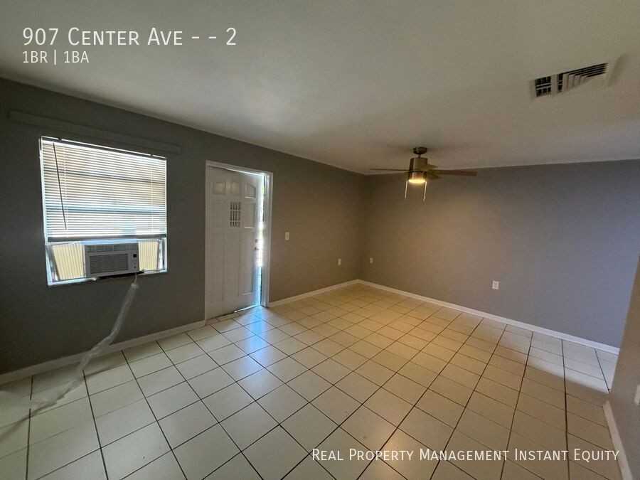 907 Center Ave #2 - Photo 6 of 8