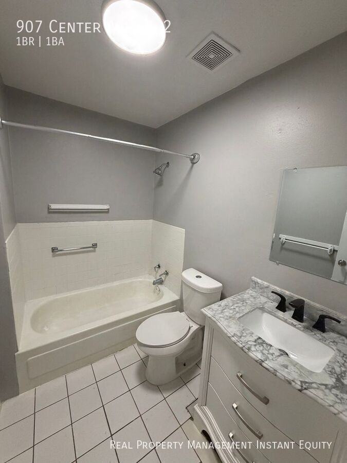 907 Center Ave #2 - Photo 7 of 8