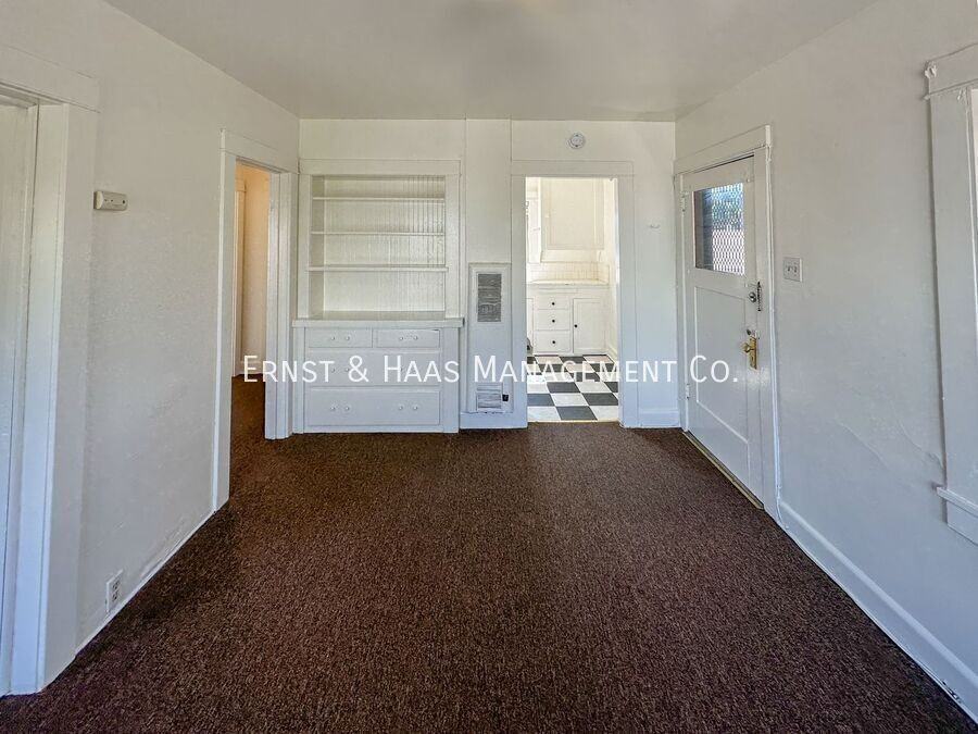 1618 1/2 E 4th St - Photo 3 of 10