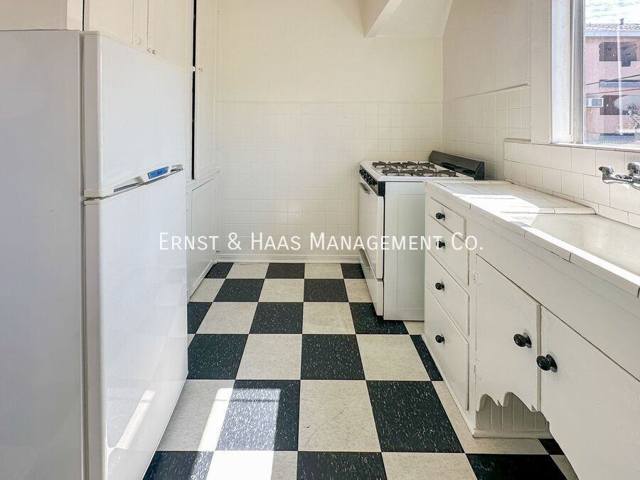 1618 1/2 E 4th St - Photo 4 of 10