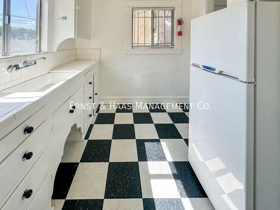 1618 1/2 E 4th St - Photo 5 of 10
