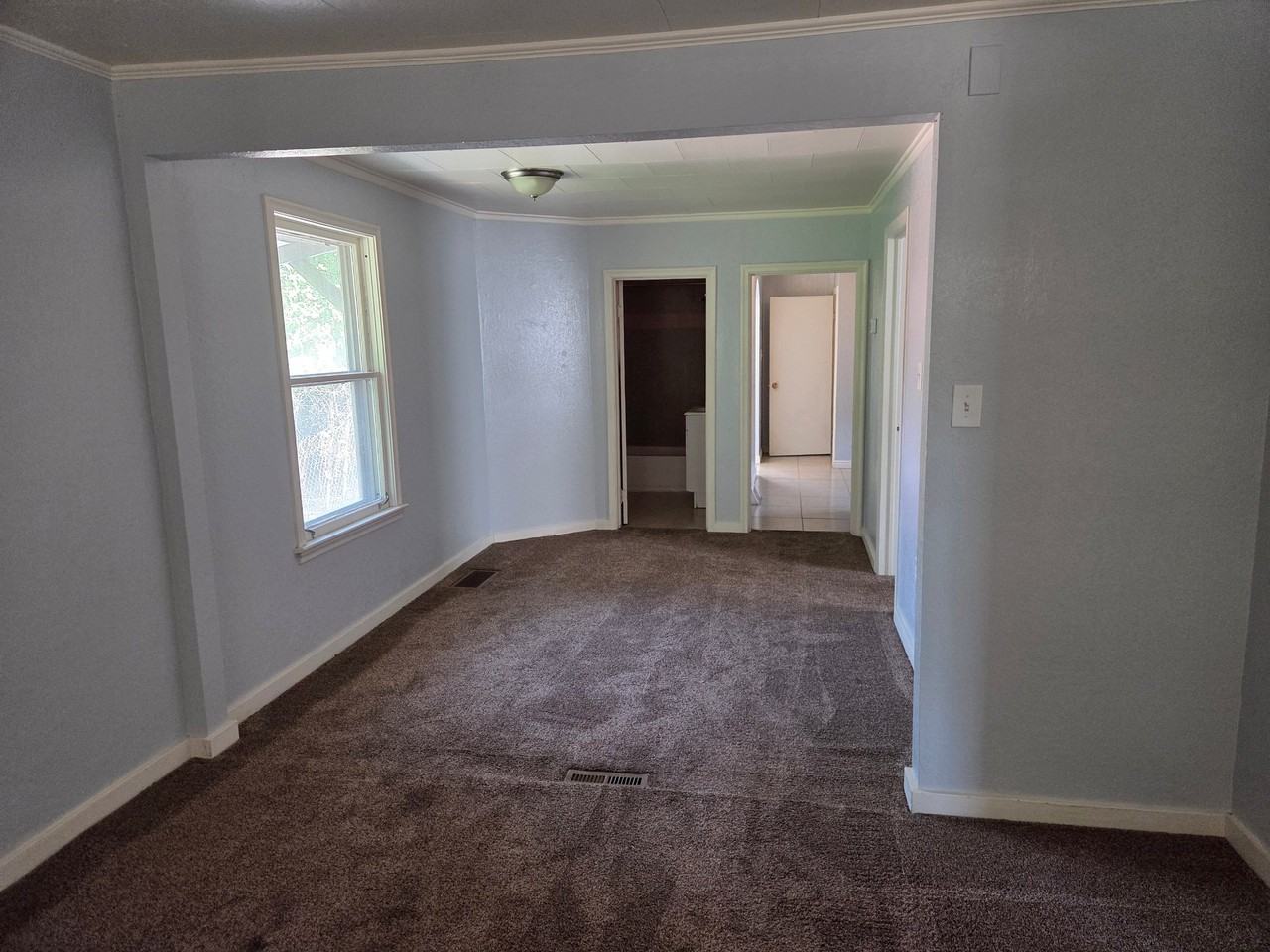 369 Center St - Photo 4 of 9