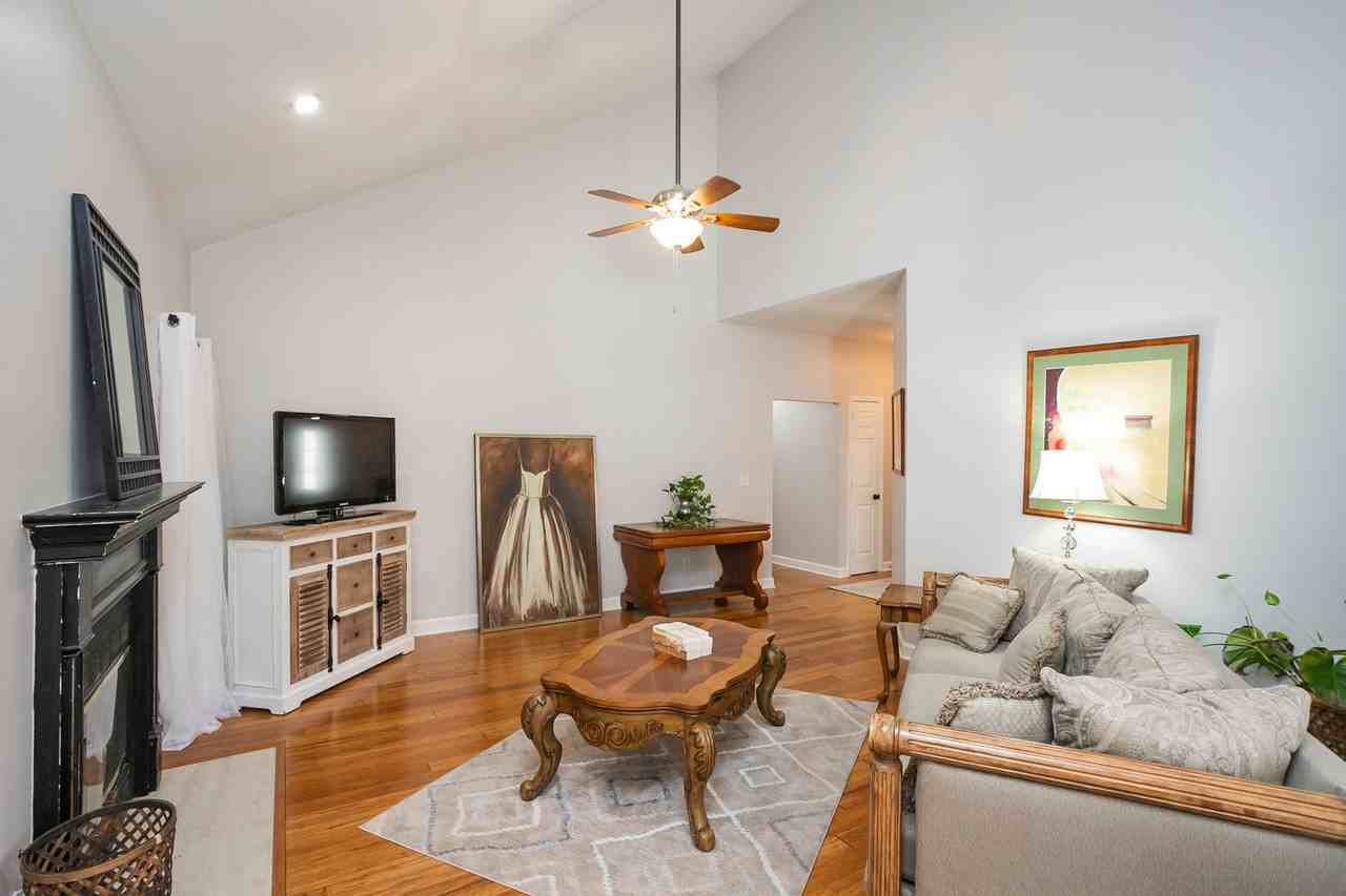 1004 Elmshade Ln - Photo 7 of 41