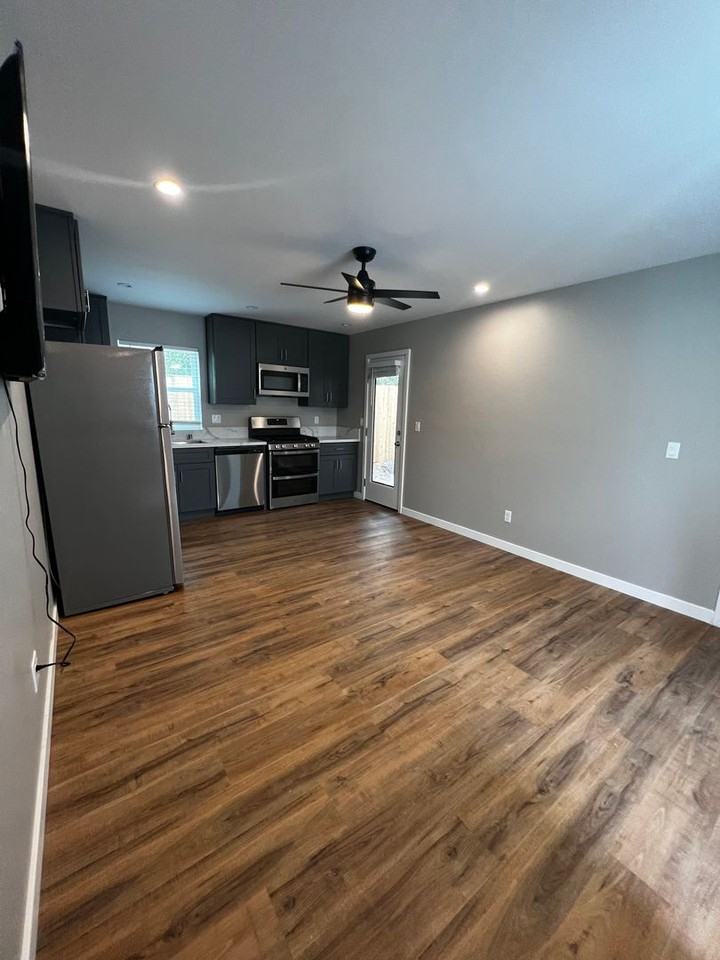 5050 54th St - Photo 5 of 35