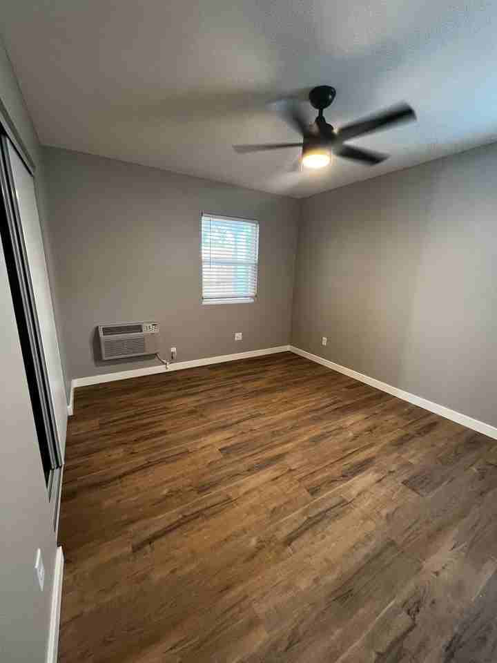 5050 54th St - Photo 6 of 35