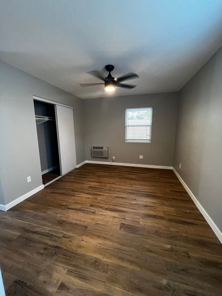5050 54th St - Photo 7 of 35