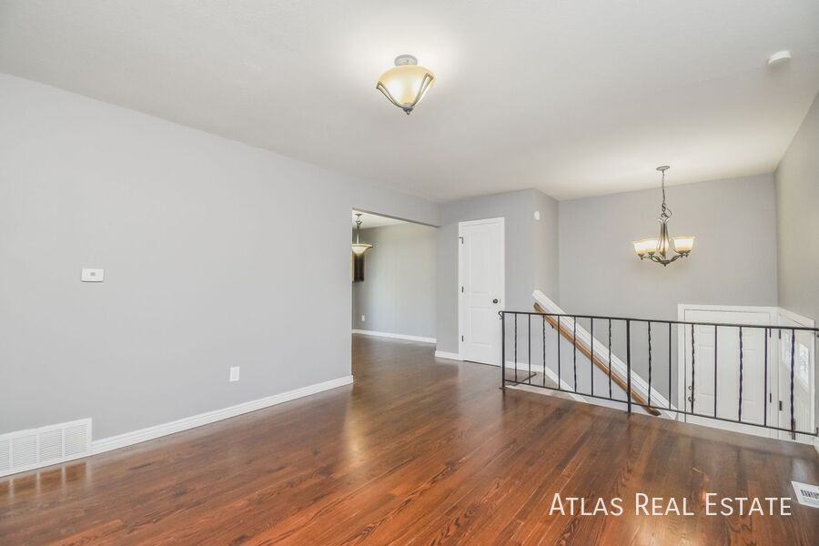 524 Rowe Ln - Photo 2 of 21