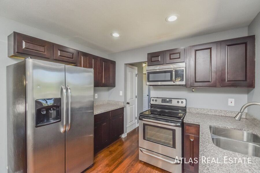 524 Rowe Ln - Photo 3 of 21