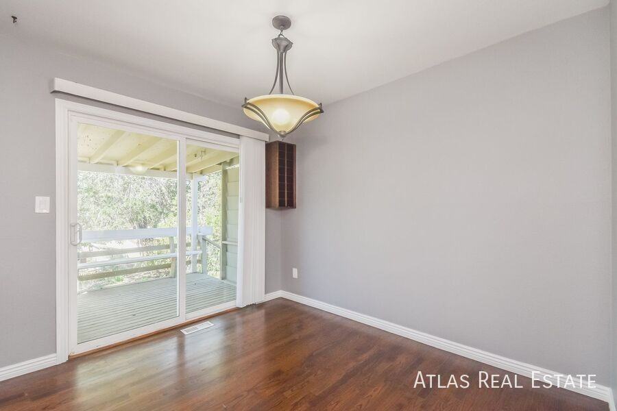 524 Rowe Ln - Photo 4 of 21