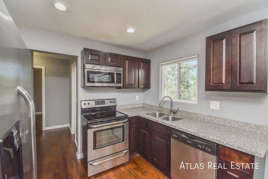 524 Rowe Ln - Photo 5 of 21