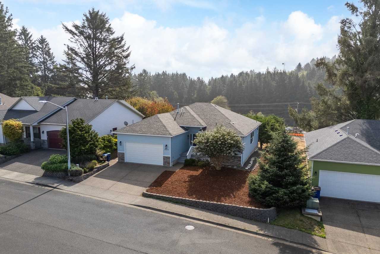 2630 Ne 45th St - Photo 2 of 16