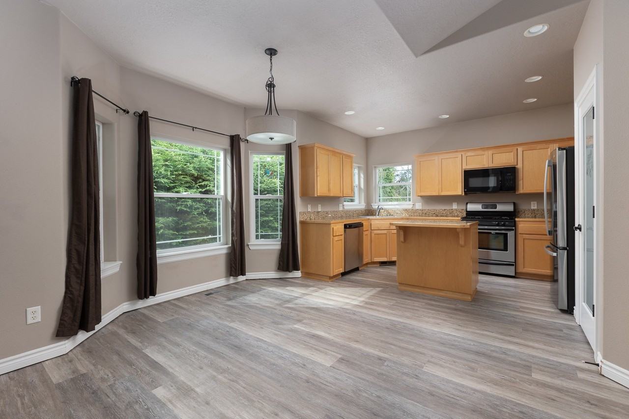 2630 Ne 45th St - Photo 4 of 16