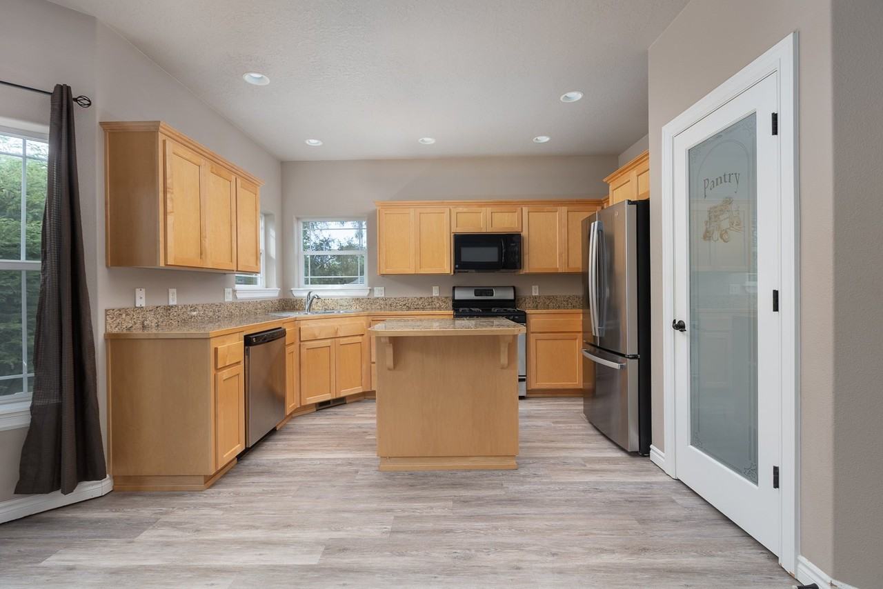 2630 Ne 45th St - Photo 5 of 16