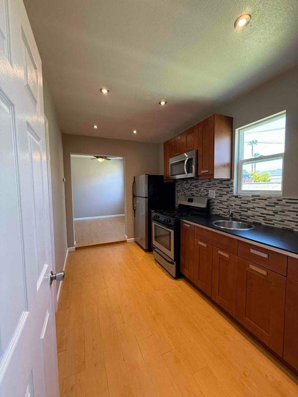815 N Sparks St - Photo 5 of 20