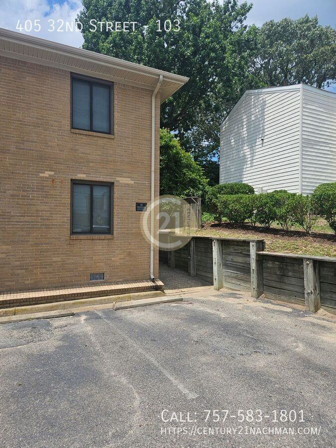 405 32nd St #103 - Photo 2 of 15