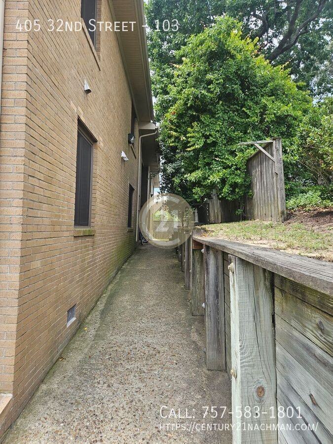 405 32nd St #103 - Photo 3 of 15