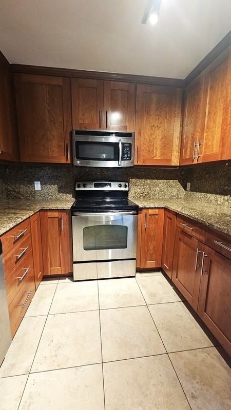 230 E St #2 - Photo 3 of 36