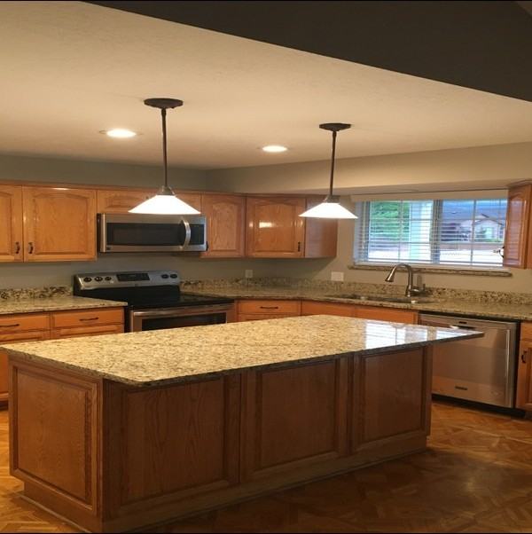 594 Es - Photo 2 of 14