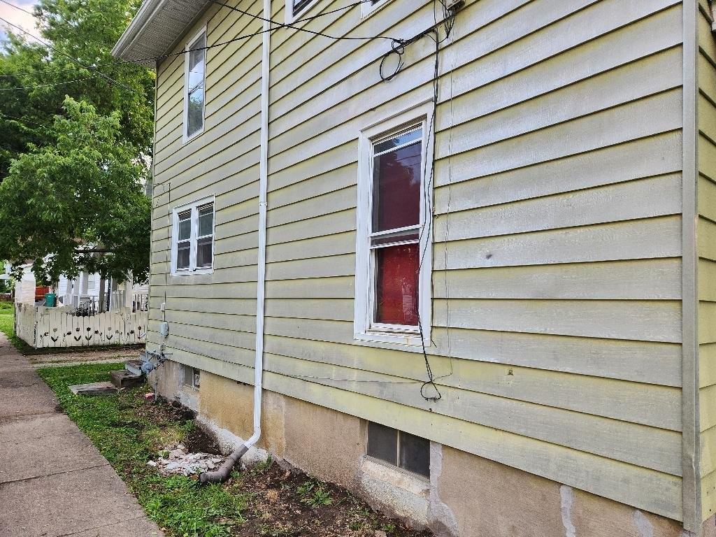 1975 E North St - Photo 3 of 19