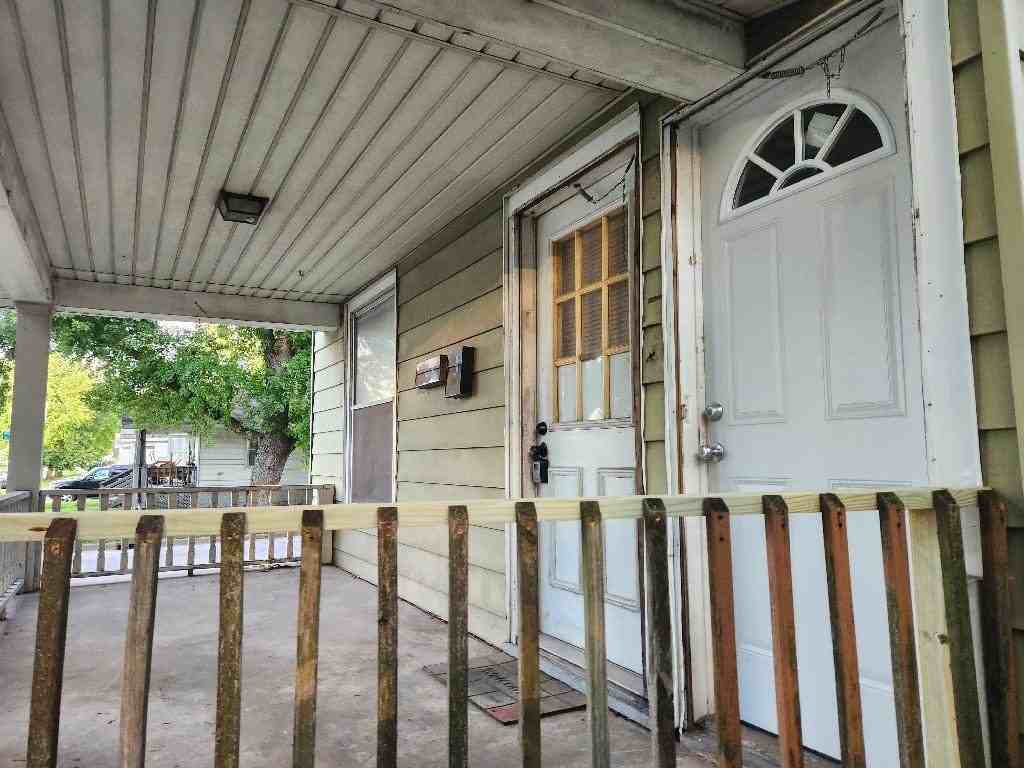 1975 E North St - Photo 4 of 19