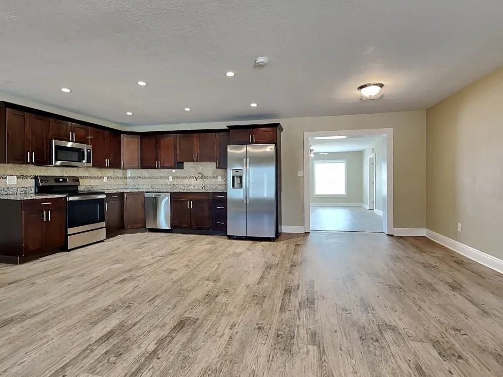 725 Clayton St - Photo 2 of 6