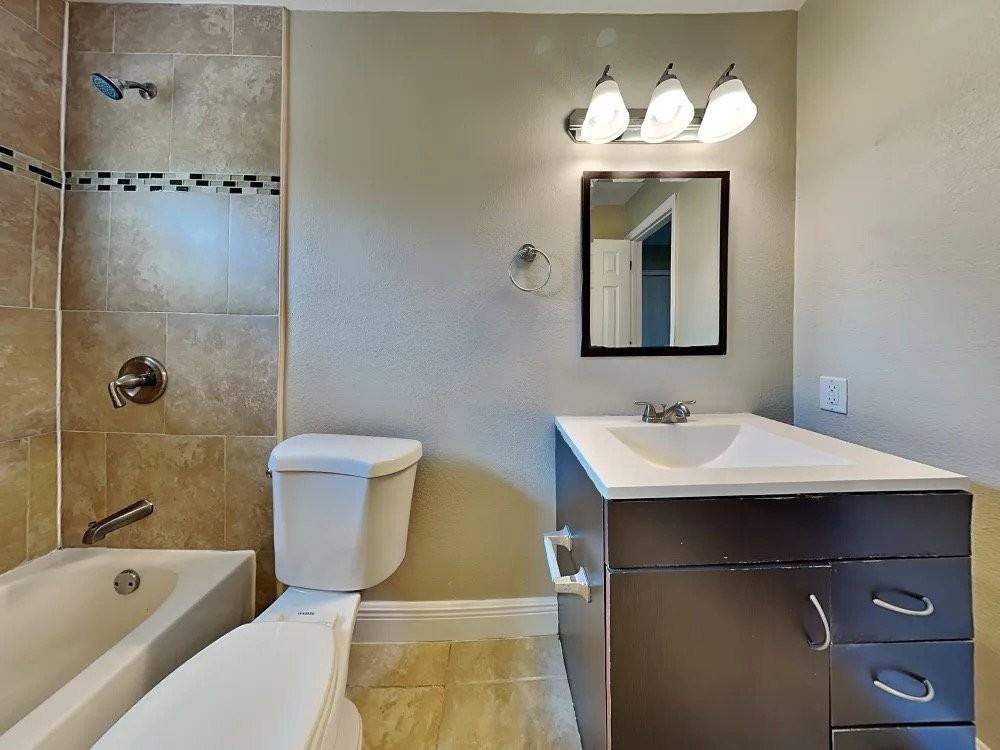 725 Clayton St - Photo 3 of 6